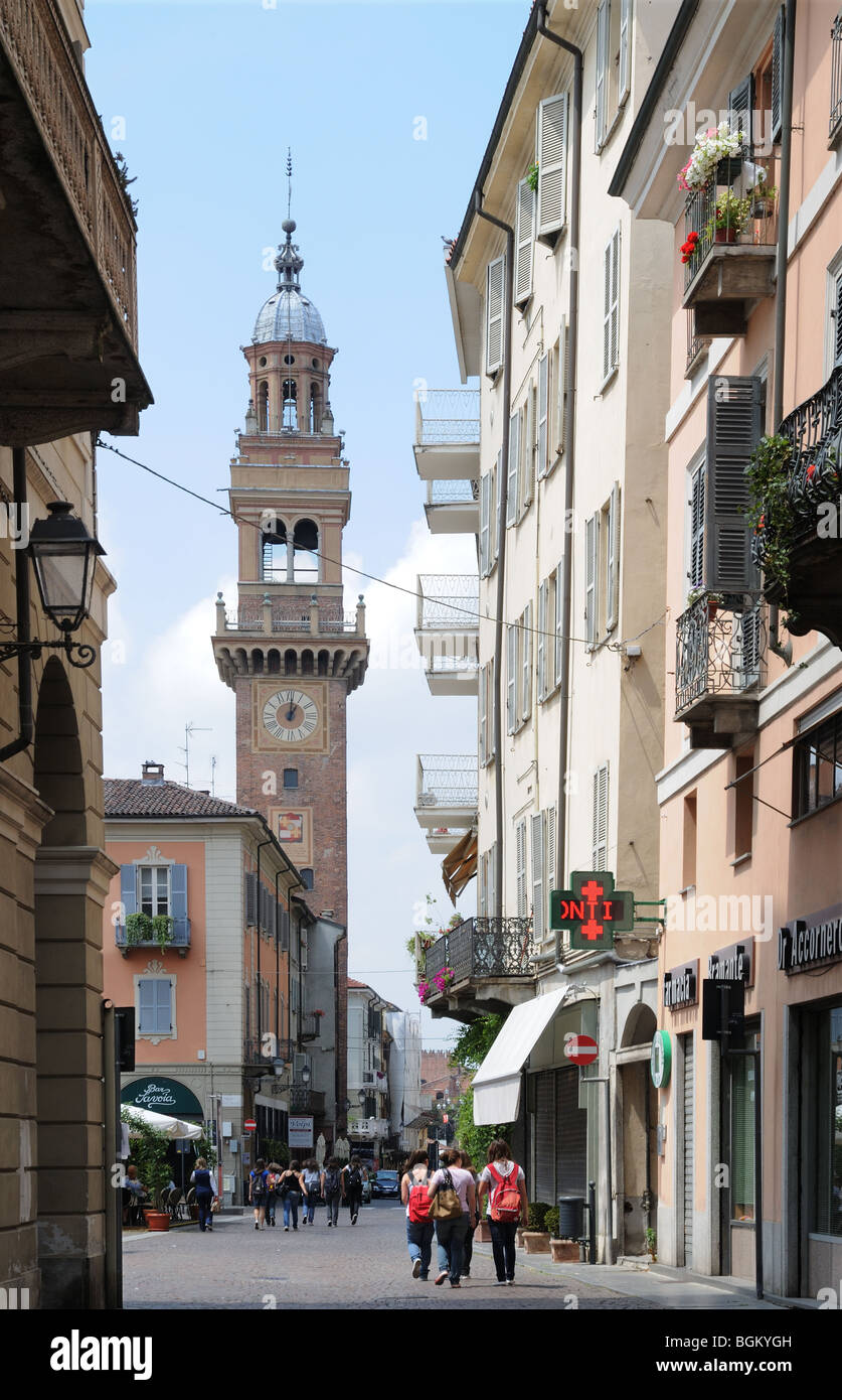 Regardant vers le bas via Saffi passé la Piazza Mazzini en direction de Torre Civica à Casale Monferrato en Italie Banque D'Images