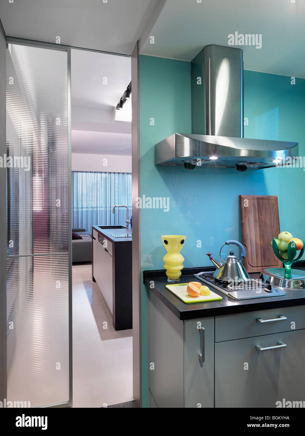 Comptoir et cuisinière dans une cuisine moderne bleue Banque D'Images