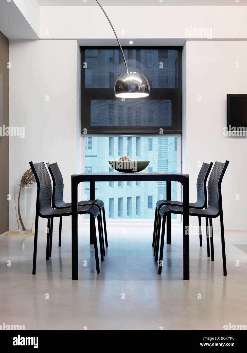 Table de salle à manger moderne noir avec plafonniers Banque D'Images