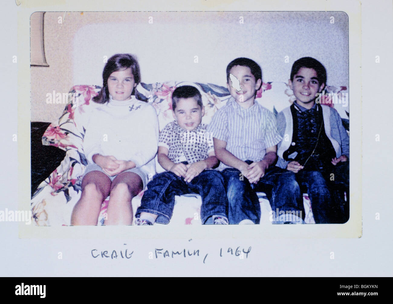 N. J, États-Unis, photos de groupe de famille des années 1960, garçons et fille assis sur le canapé à l'intérieur à la maison, photos américaines vintage, jeans bleus Banque D'Images