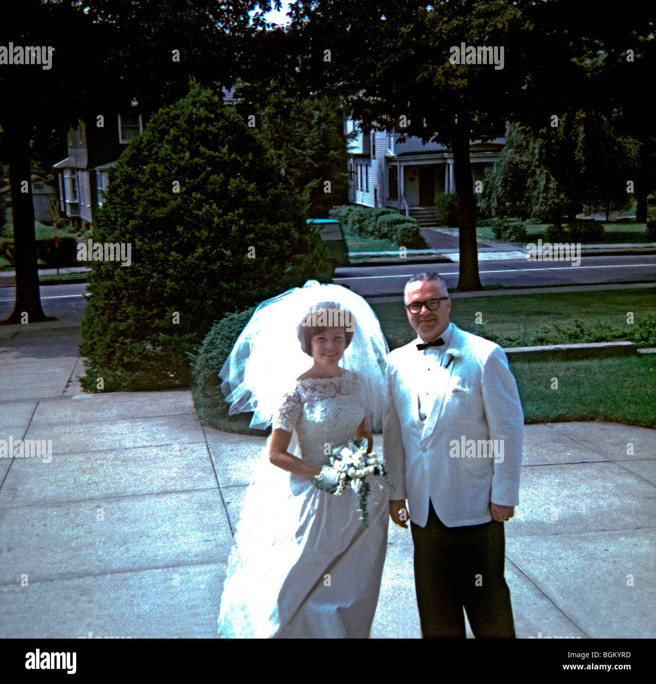 NJ, USA - Wedding, mariée avec le Père en dehors de l'église catholique.'Old Family photoss' vintage American photos Banque D'Images