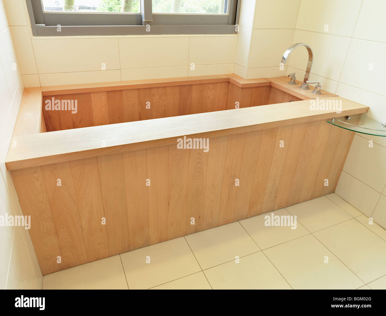 Baignoire en bois dans la salle de bains moderne Banque D'Images
