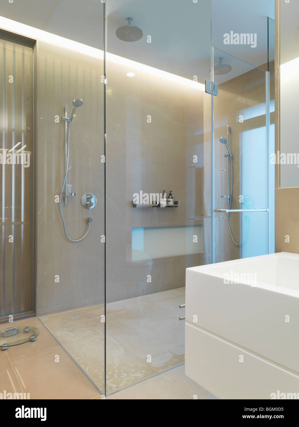 Grande douche de verre dans une salle de bains moderne Banque D'Images