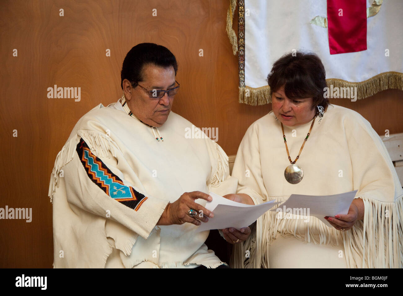 Les ministres amérindiens vêtus de vêtements traditionnels donnent une prière lors de la cérémonie de mariage à l'église de Chiloquin, Oregon Banque D'Images