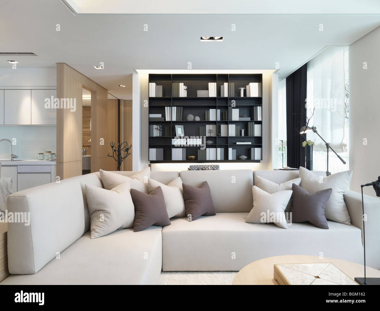 Canapé avec coussins dans modern living room Banque D'Images