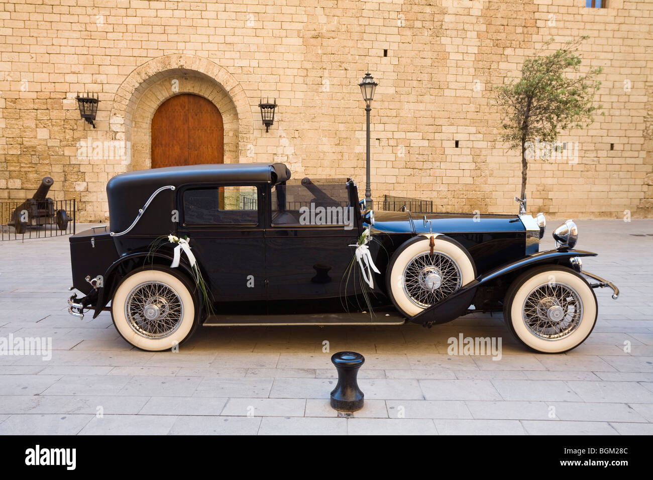 Classic car en face de la cathédrale La Seu à Palma, Majorque, Majorque, Îles Baléares, Espagne, Europe Banque D'Images