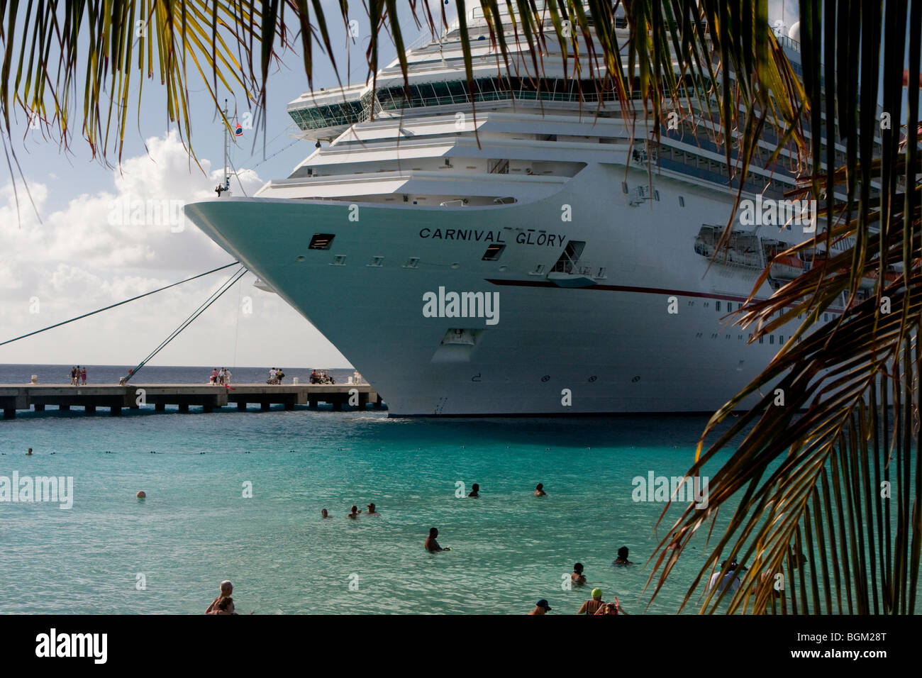 Bateau de croisière, port des Caraïbes avec des nageurs en premier plan. Banque D'Images