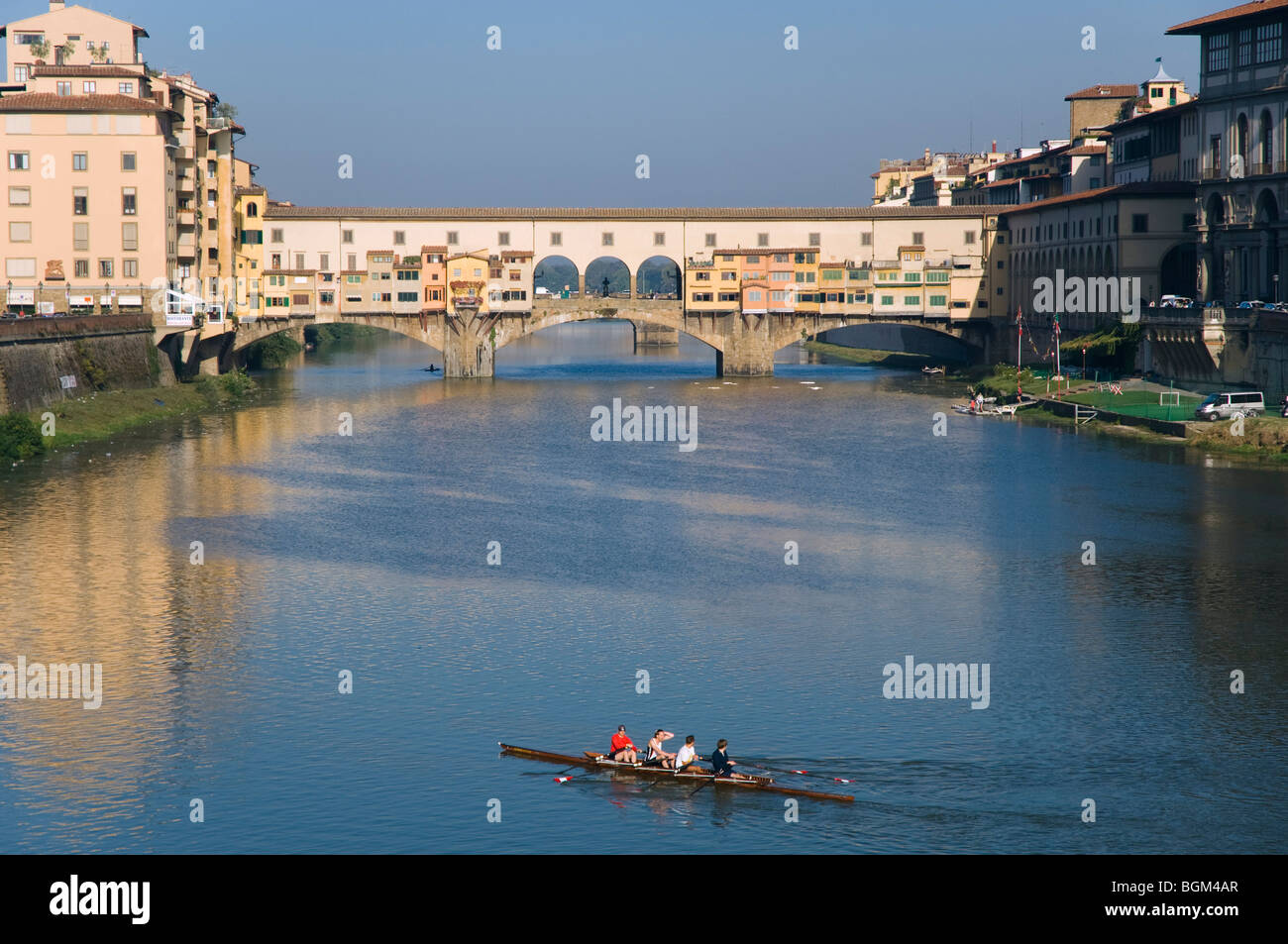 Le Ponte Vecchio, Arno, barque, Florence, Toscane, Italie, Europe Banque D'Images