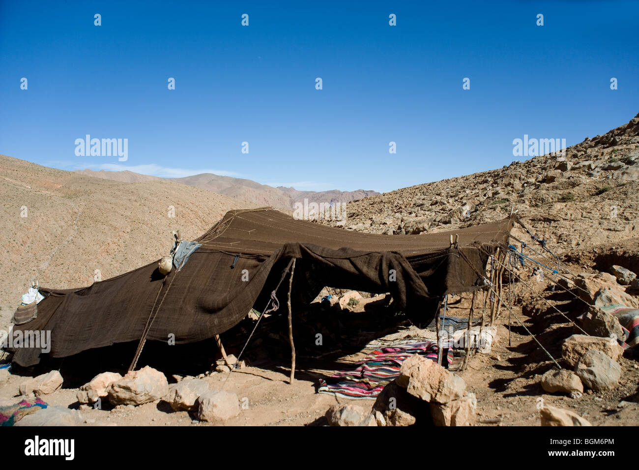 Un règlement de tentes d'une famille de nomades arabes sur une montagne au-dessus de Gorges de Todra dans les chaînes de montagnes de l'Atlas, Maroc Banque D'Images