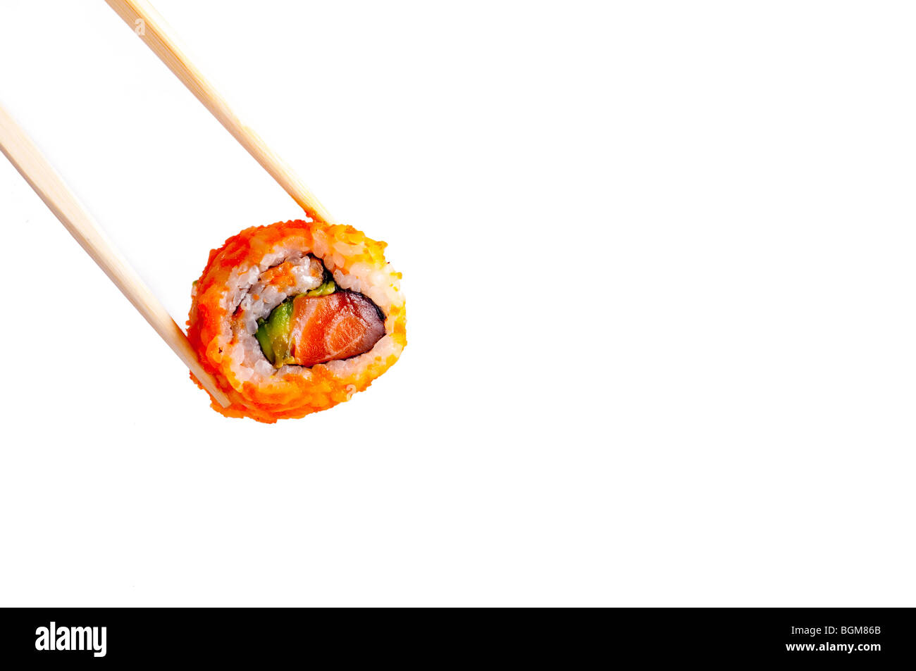 Sushi, tenues avec des baguettes isolé sur fond blanc Banque D'Images