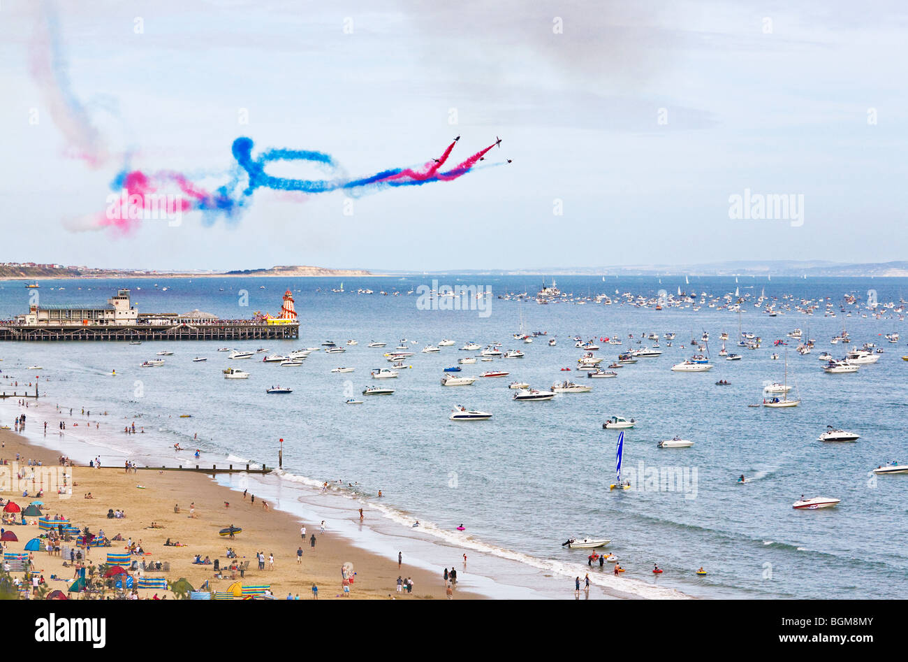 Les flèches rouges display team d'effectuer leur routine sur la jetée de Bournemouth le Festival de l'air. Le Dorset. UK. Banque D'Images