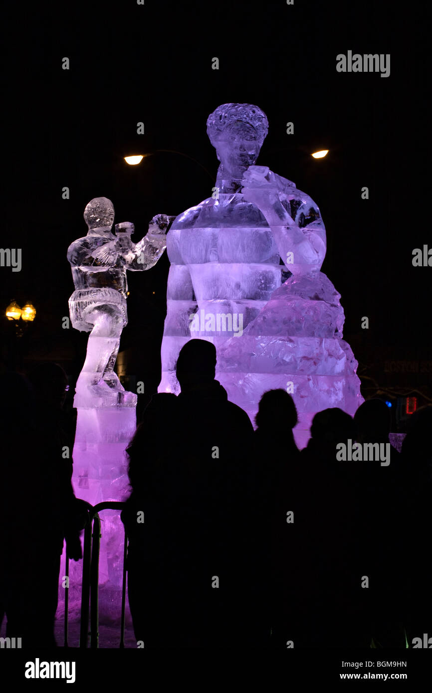 Première nuit Boston. Les spectateurs se retrouvent autour d'une sculpture de glace massive dans Boston Common sur le Nouvel An 2009. Banque D'Images