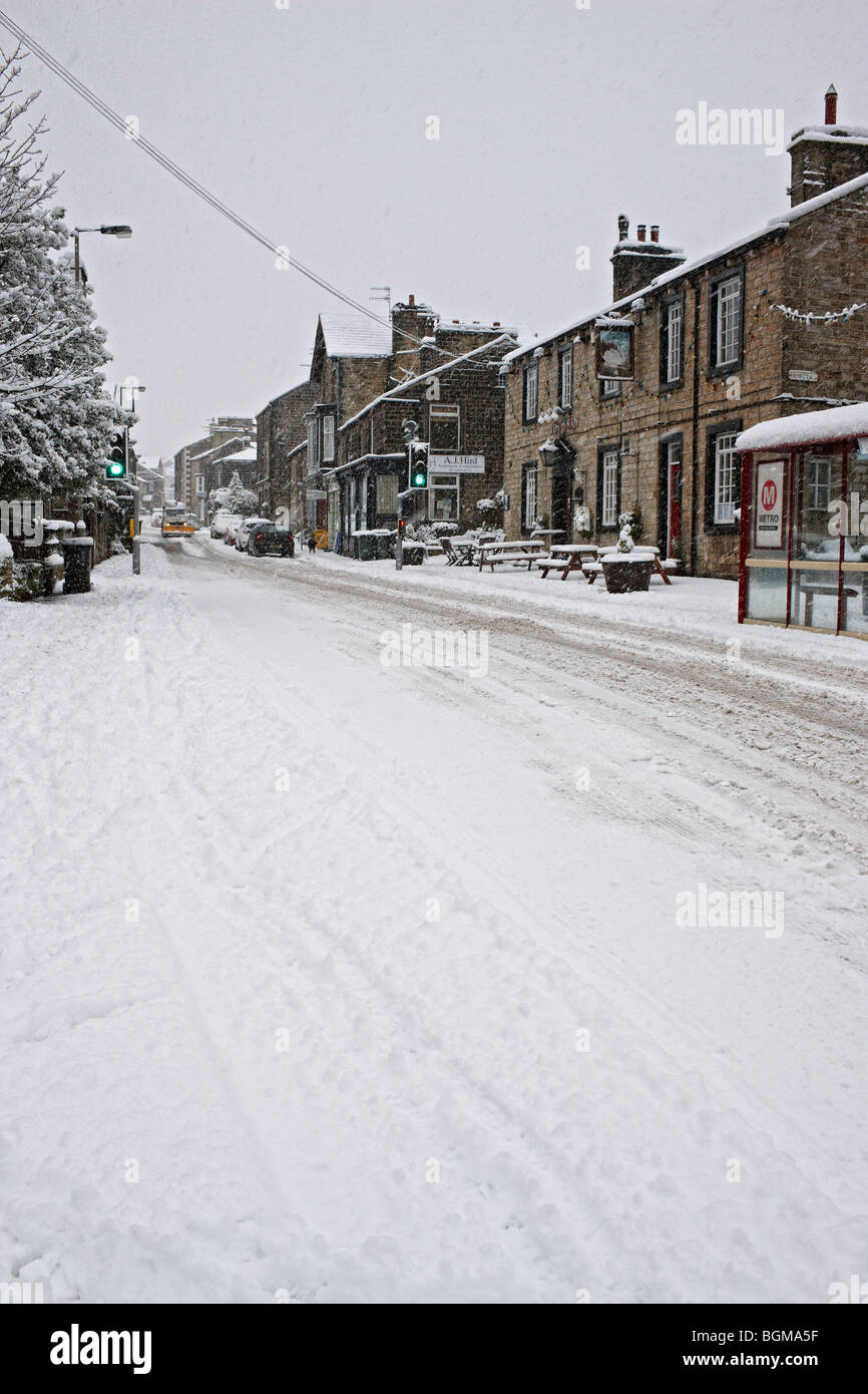 La neige a couvert la rue Main, Addingham, Yorkshire UK Banque D'Images