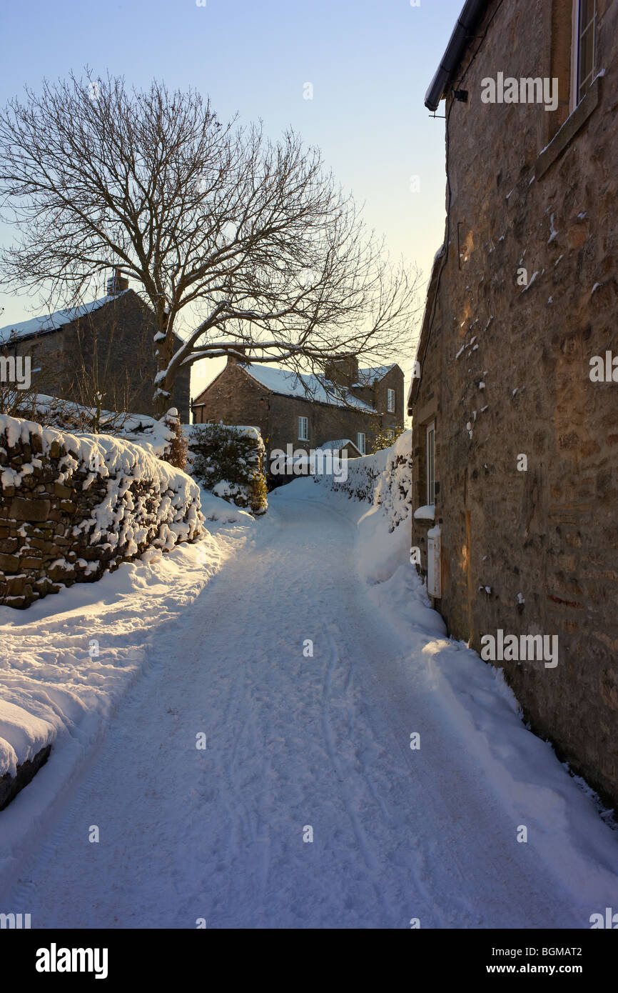 Une rue de village enneigé en Skipton, Yorkshire du Nord Banque D'Images