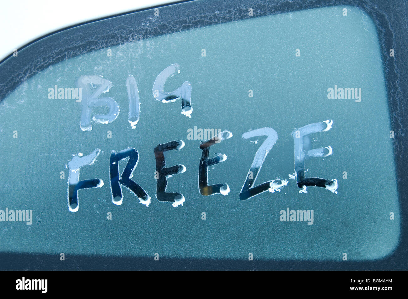 Le mot écrit sur grand gel frosty fenêtre de voiture par un doigt Banque D'Images
