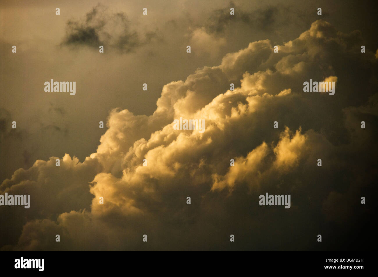 La lumière du soleil réfléchie par les nuages sombres Banque D'Images