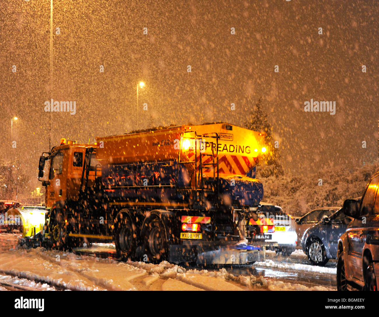 Le poids de la neige provoque le chaos sur le M27, Portsmouth, Hampshire, Angleterre. Banque D'Images
