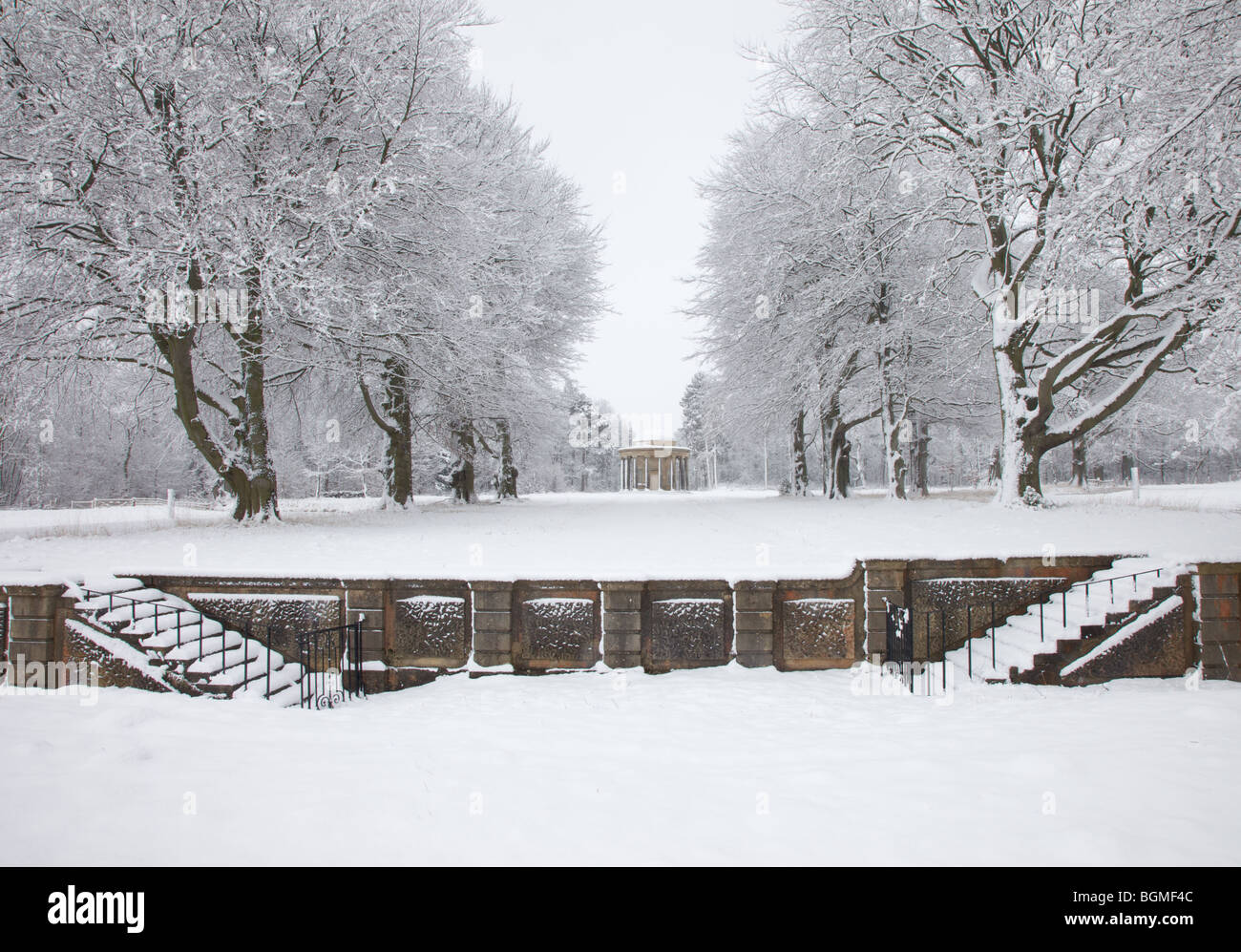 Le Temple à Bramham Park Estate après les fortes chutes de neige Banque D'Images