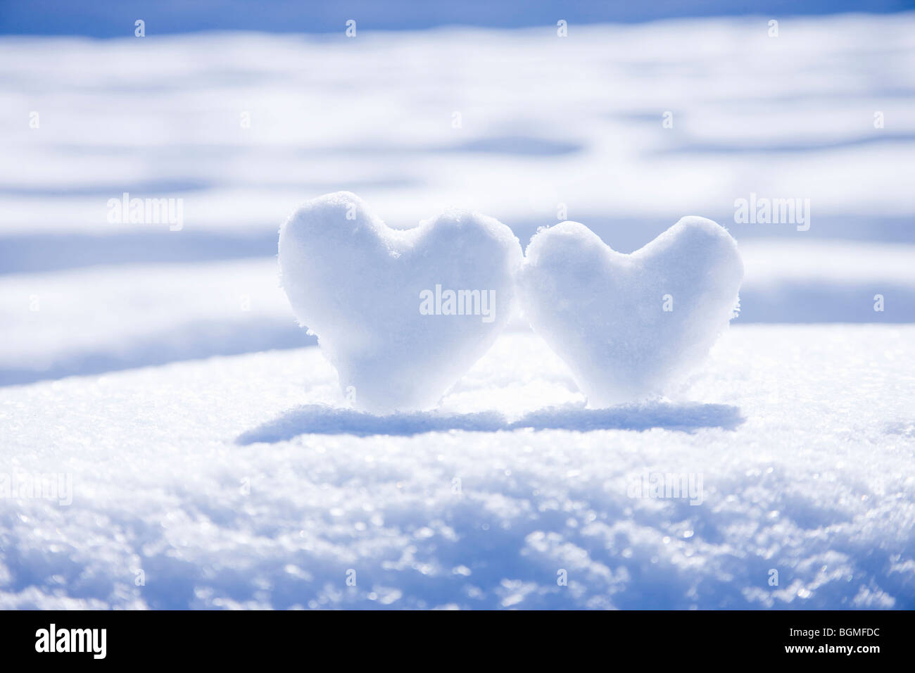 Deux Lovehearts fabriqués à partir de la neige Banque D'Images