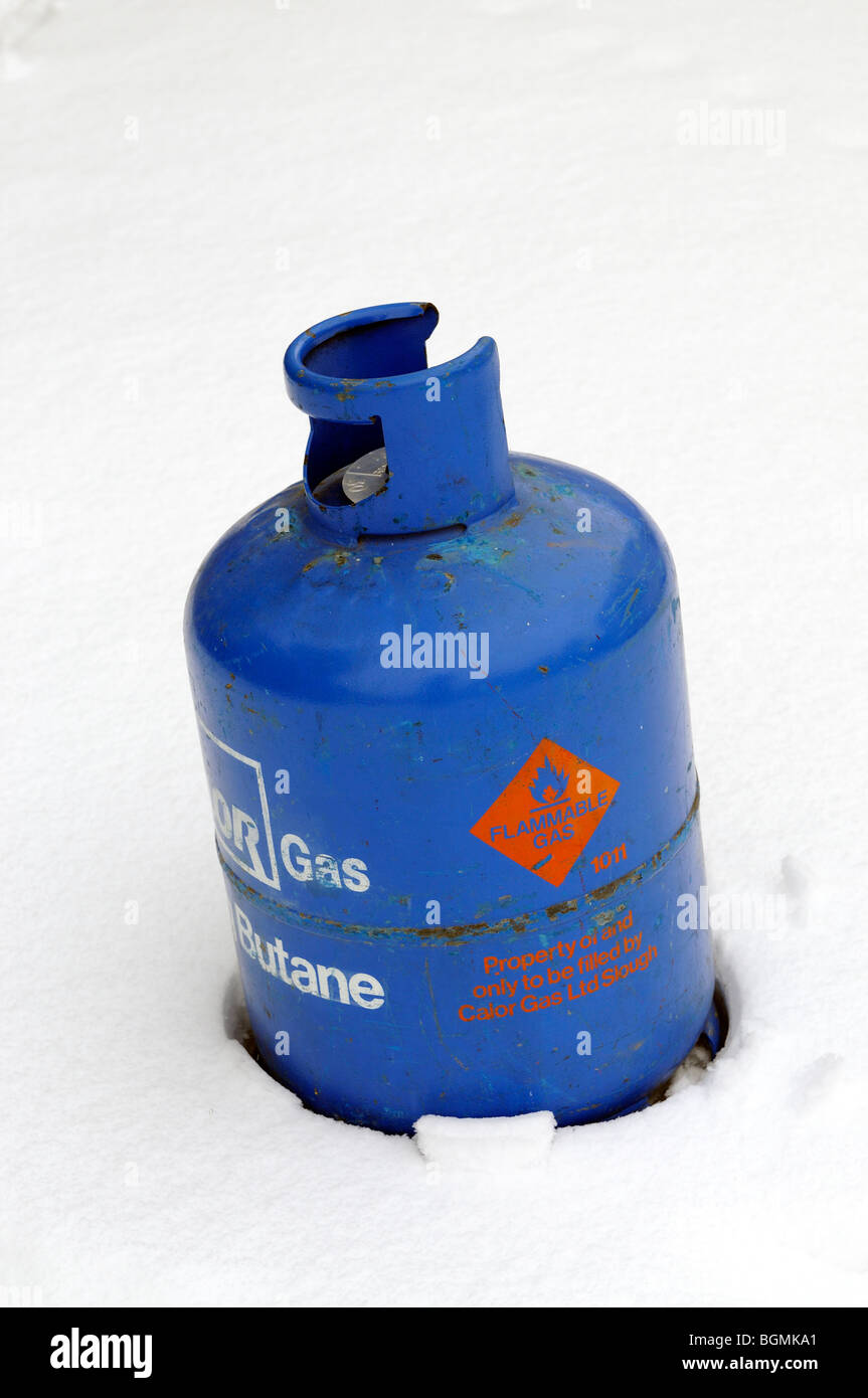 Calor Gas Company bouteille de gaz butane bouteille debout dans la neige Banque D'Images