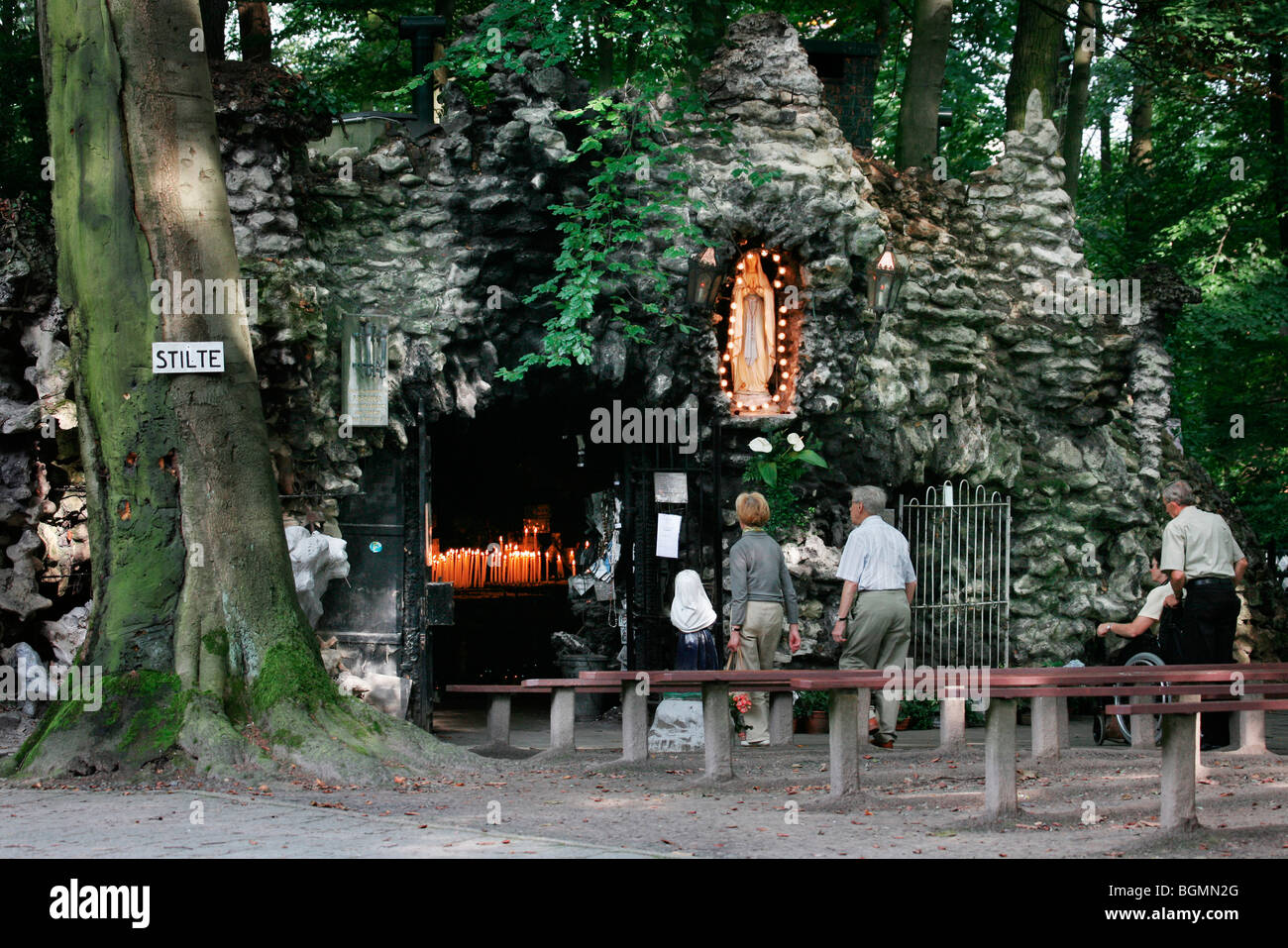 Les gens priaient à la grotte de Lourdes, Oostakker-Lourdes lieu de pèlerinage près de Gand, Flandre orientale, Belgique Banque D'Images