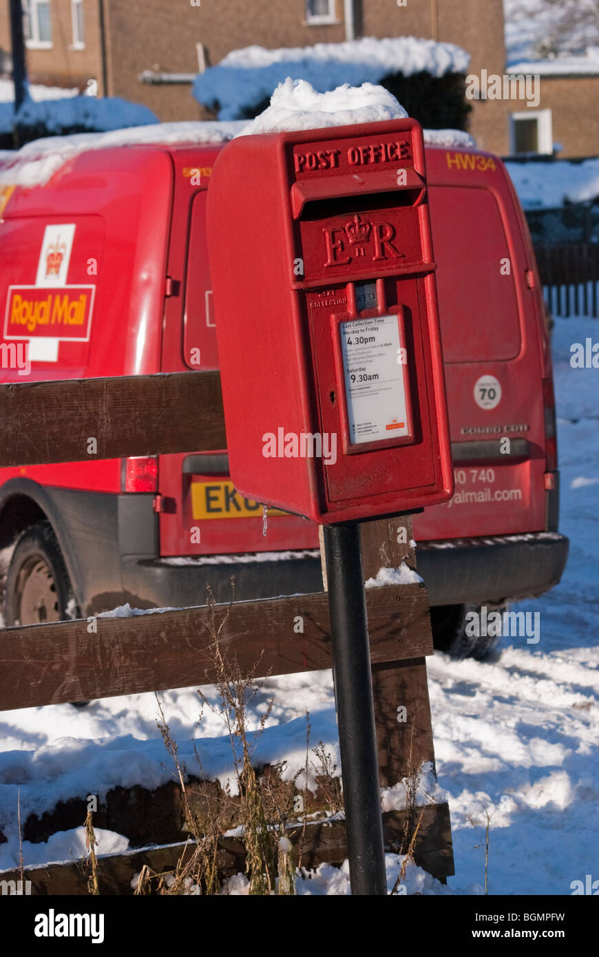 Un Royal Mail delivery van garé à côté d'une tête de neige la reine Elizabeth II, boîte de lampe Buckinghamshire, Angleterre, Royaume-Uni. Banque D'Images