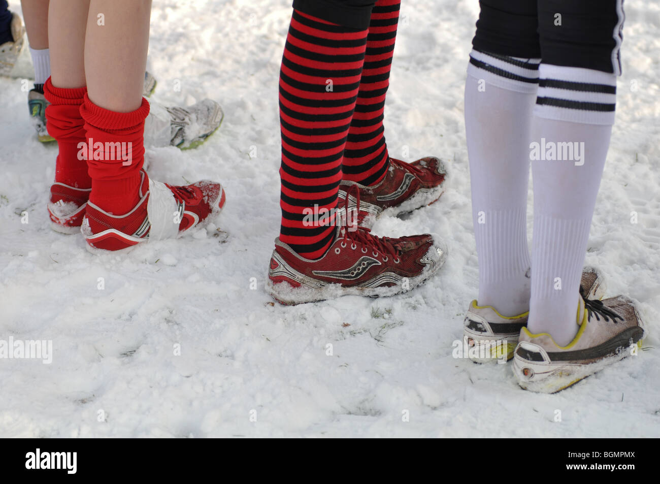 Les jeunes filles sur la ligne de départ de la course cross-country race standing in snow Banque D'Images