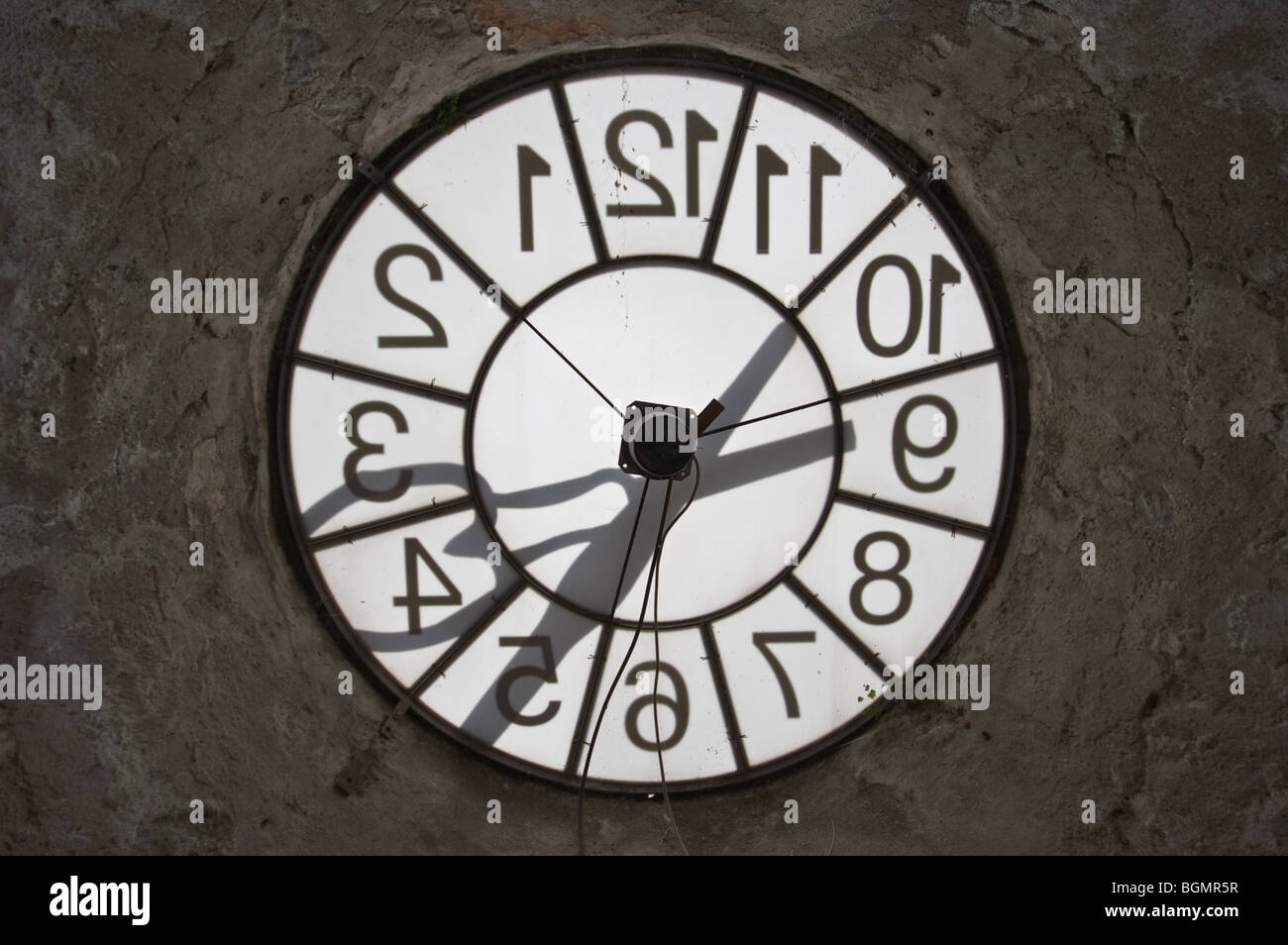 À l'intérieur d'une tour de l'horloge avec la silhouette de la main de l'horloge Banque D'Images