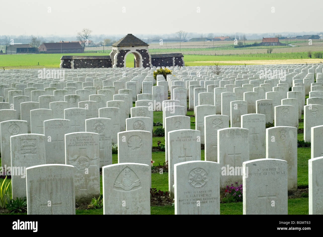 Les rangées de pierres tombales blanches des soldats de la PREMIÈRE GUERRE MONDIALE tombés lors de la Première Guerre mondiale un cimetière de Tyne Cot, Passendale, Flandre occidentale, Belgique Banque D'Images