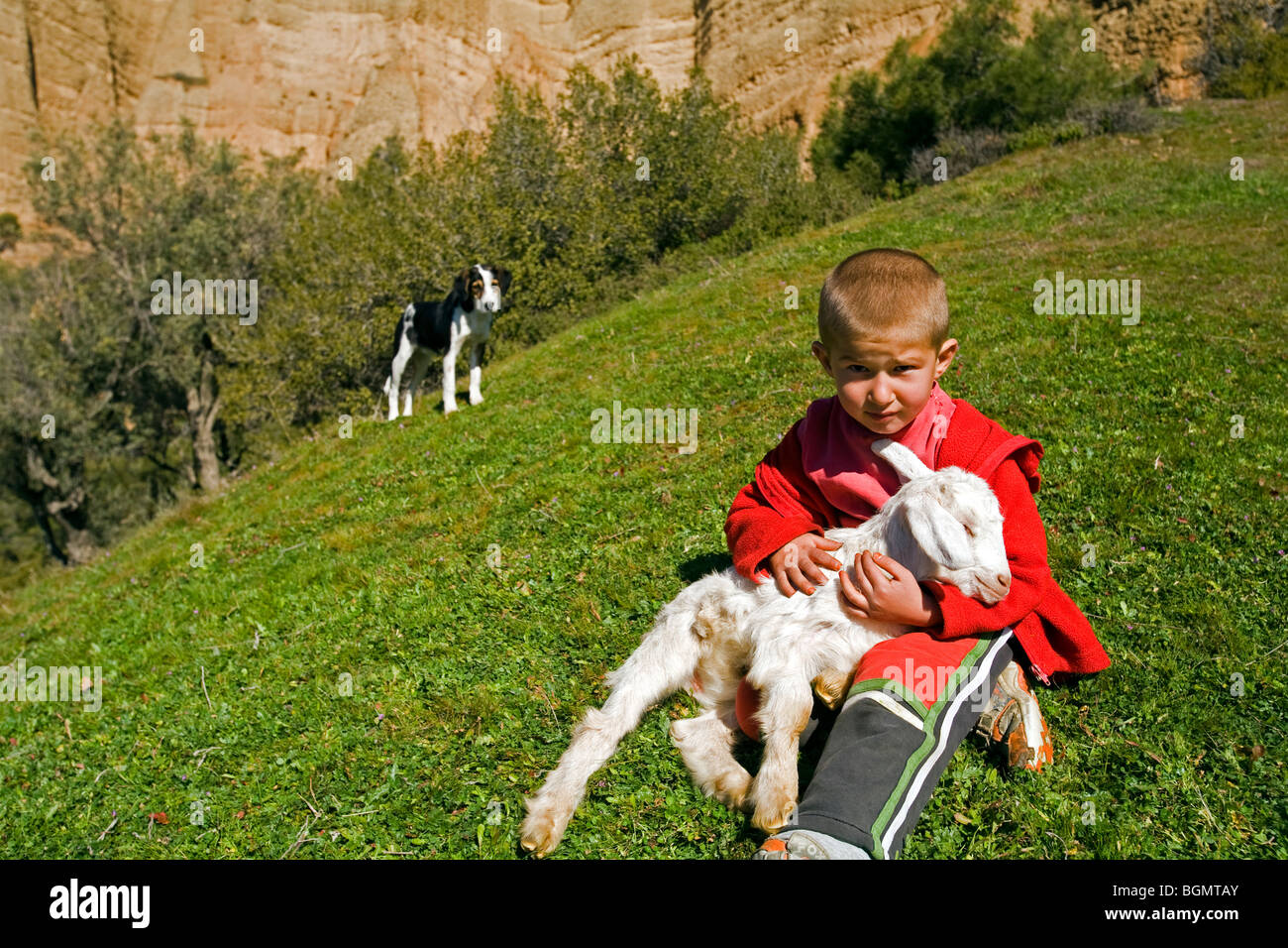 Un garçon avec un petit chèvre, Sardes, Izmir Turquie Banque D'Images