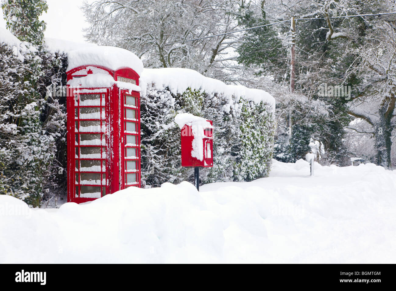Un téléphone rouge et la boîte dans la neige. Banque D'Images