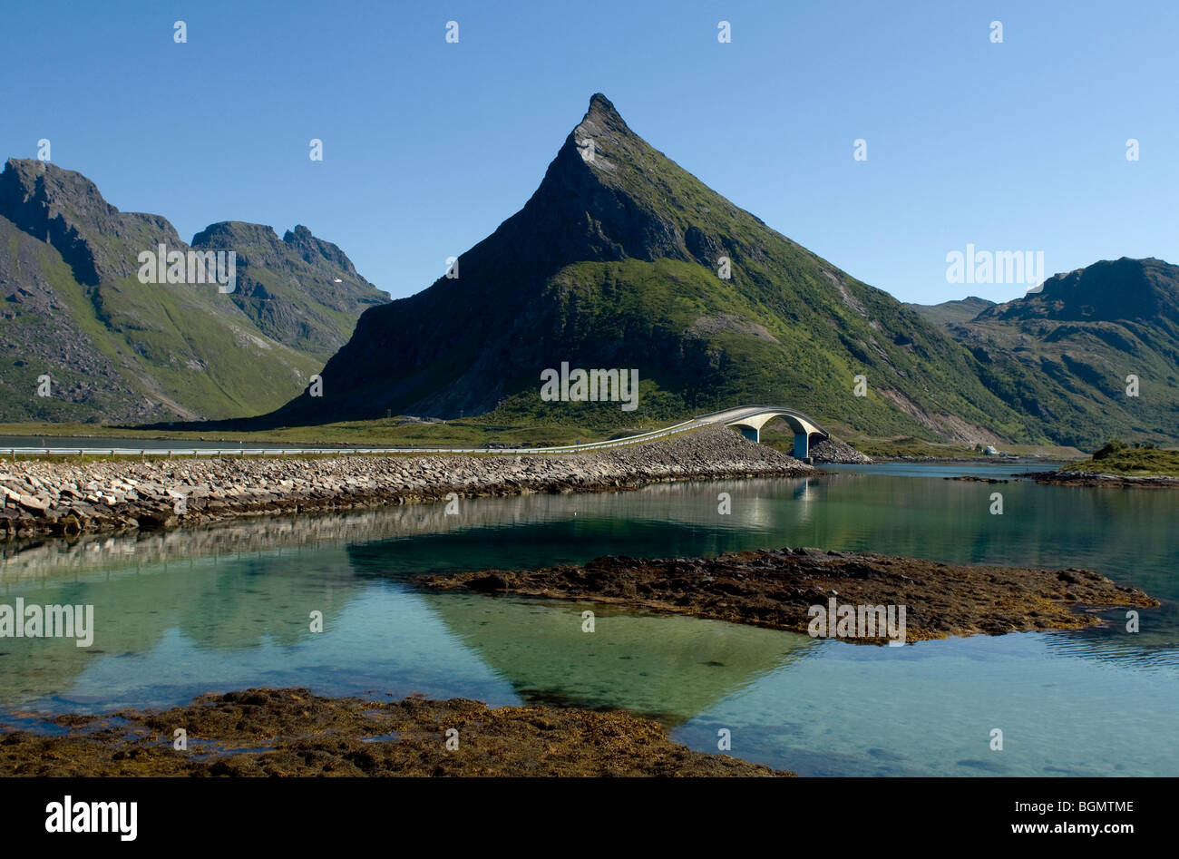 Route avec un pont traversant la mer. Route qui relie les îles Lofoten, Norvège du Nord. Banque D'Images