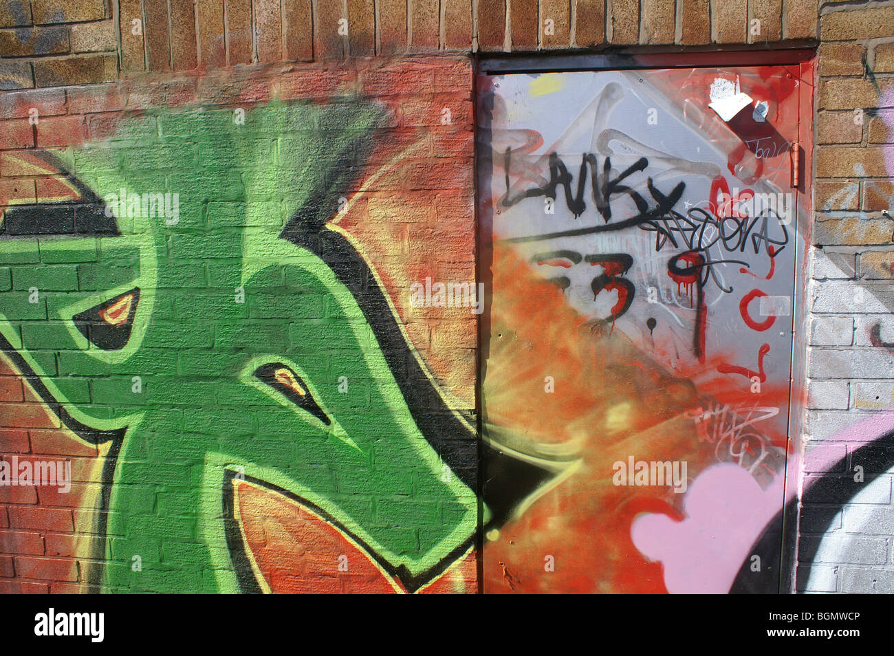 Graffiti sur le côté d'une usine à l'abandon par le canal à Leicester, Royaume-Uni. Banque D'Images
