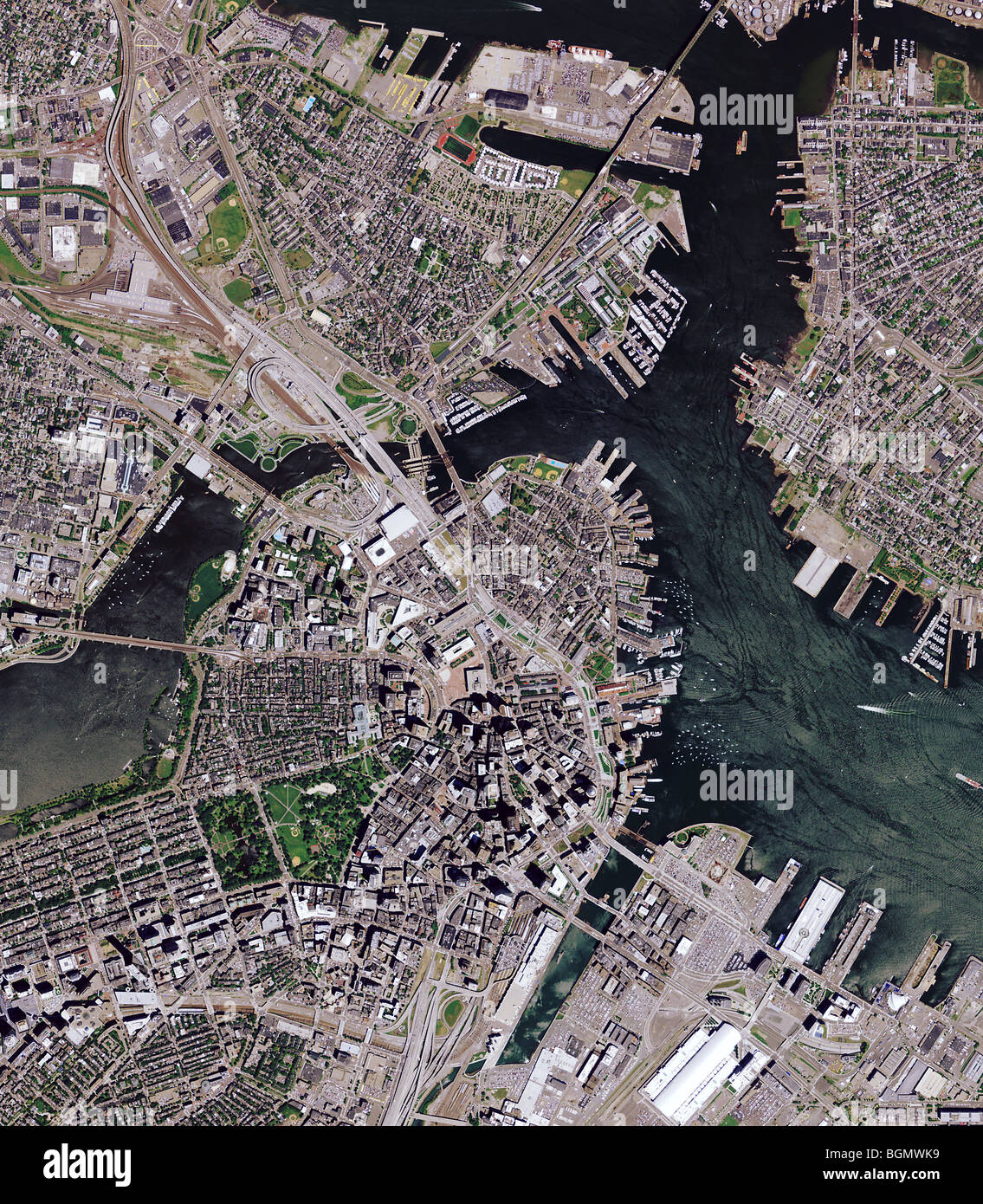 Carte aérienne voir au-dessus du centre-ville de Boston et le Boston Harbor Banque D'Images