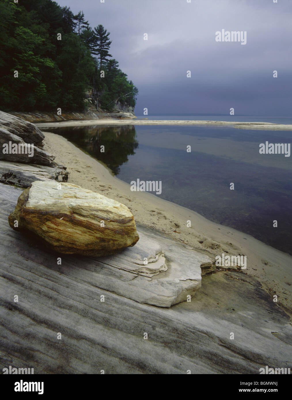 MICHIGAN - approche de tempête sur le lac Supérieur à Pictured Rocks National Lakeshore. Banque D'Images