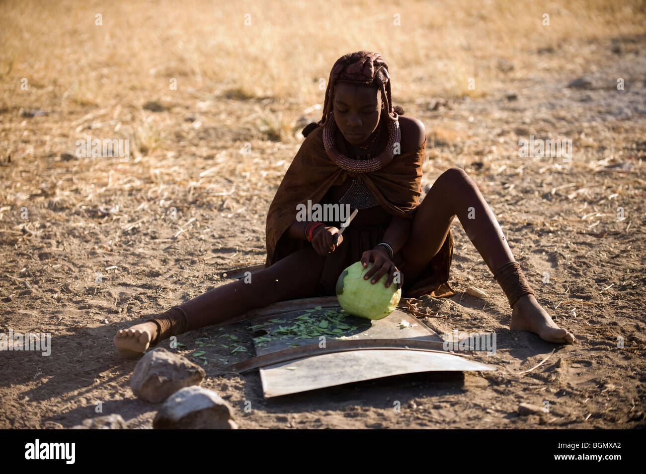 La préparation des aliments femme Himba, Namibie Banque D'Images