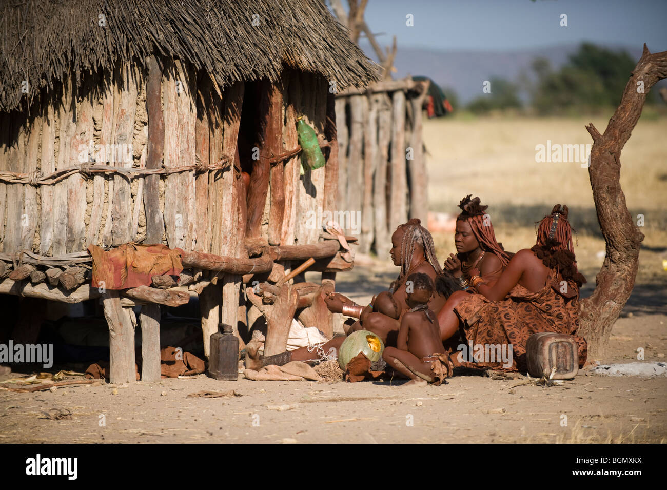 Les femmes Himba à prêter une attention particulière à leurs coiffures élaborées, Kaokoland, Namibie Banque D'Images