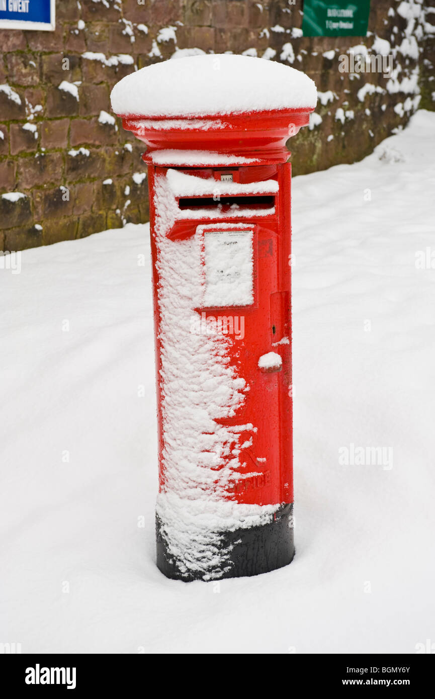 Boite aux lettres rouge recouvert de neige à Newport South Wales UK Banque D'Images
