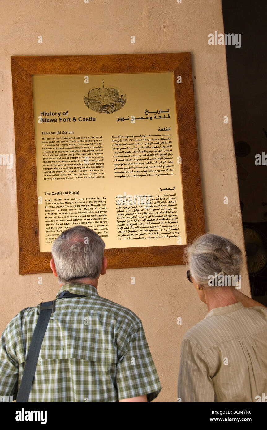 Les personnes en voyage d'affaires à fort de Nizwa Oman Banque D'Images