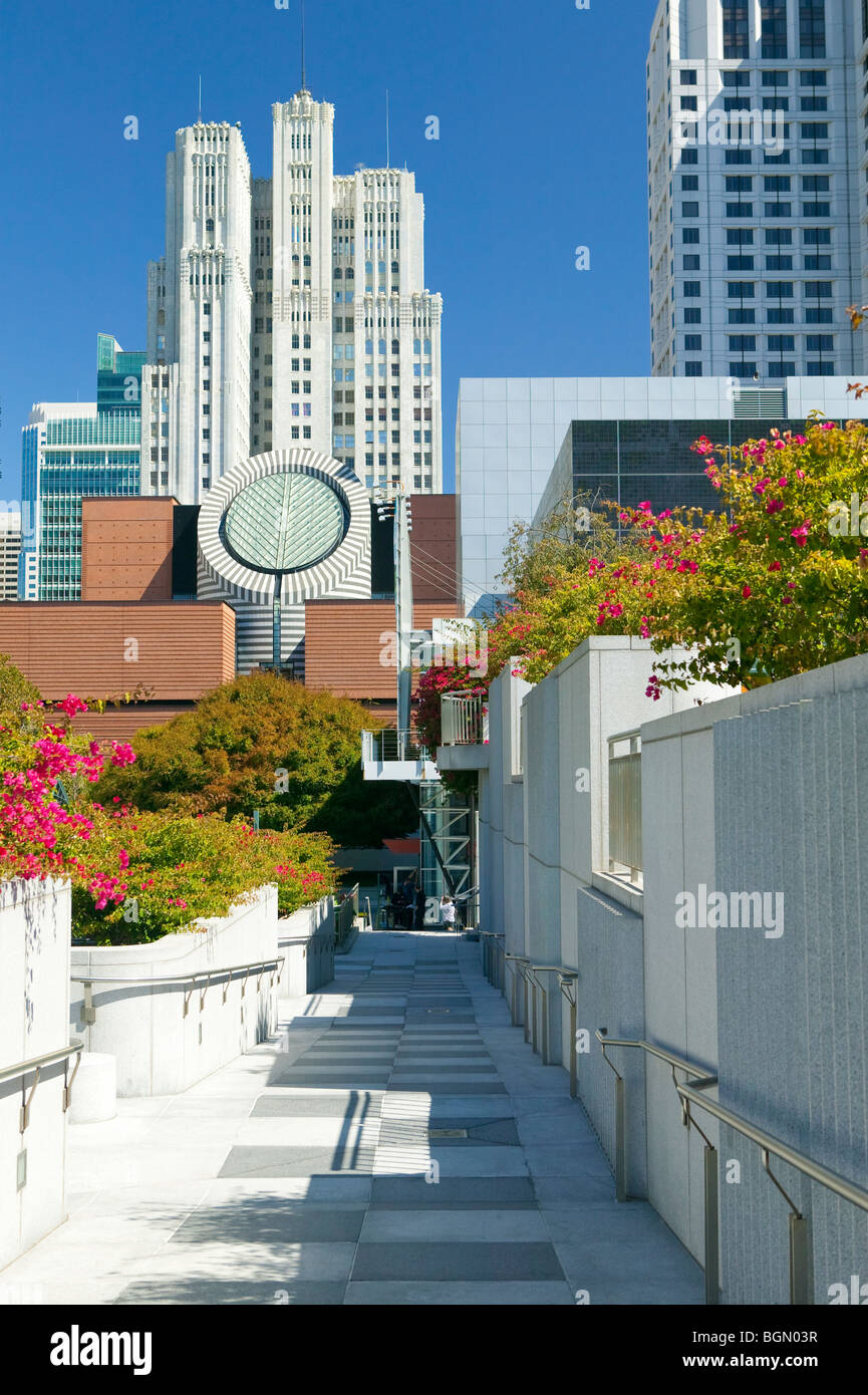 Les jardins Yerba Buena à vers le Musée d'Art Moderne, San Francisco Banque D'Images