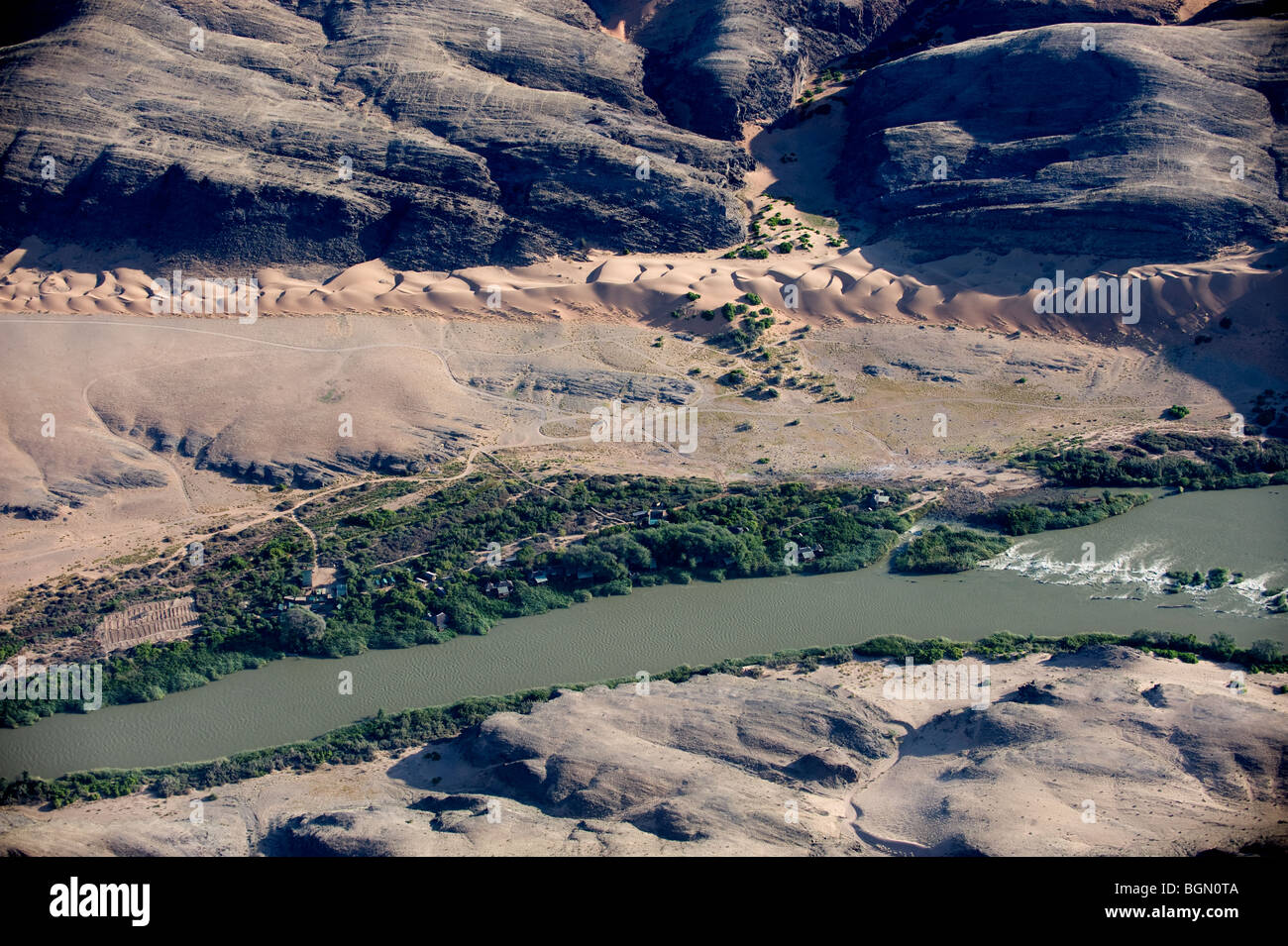 Vue aérienne de Serra Cafema la rivière Kunene, Namibie Banque D'Images