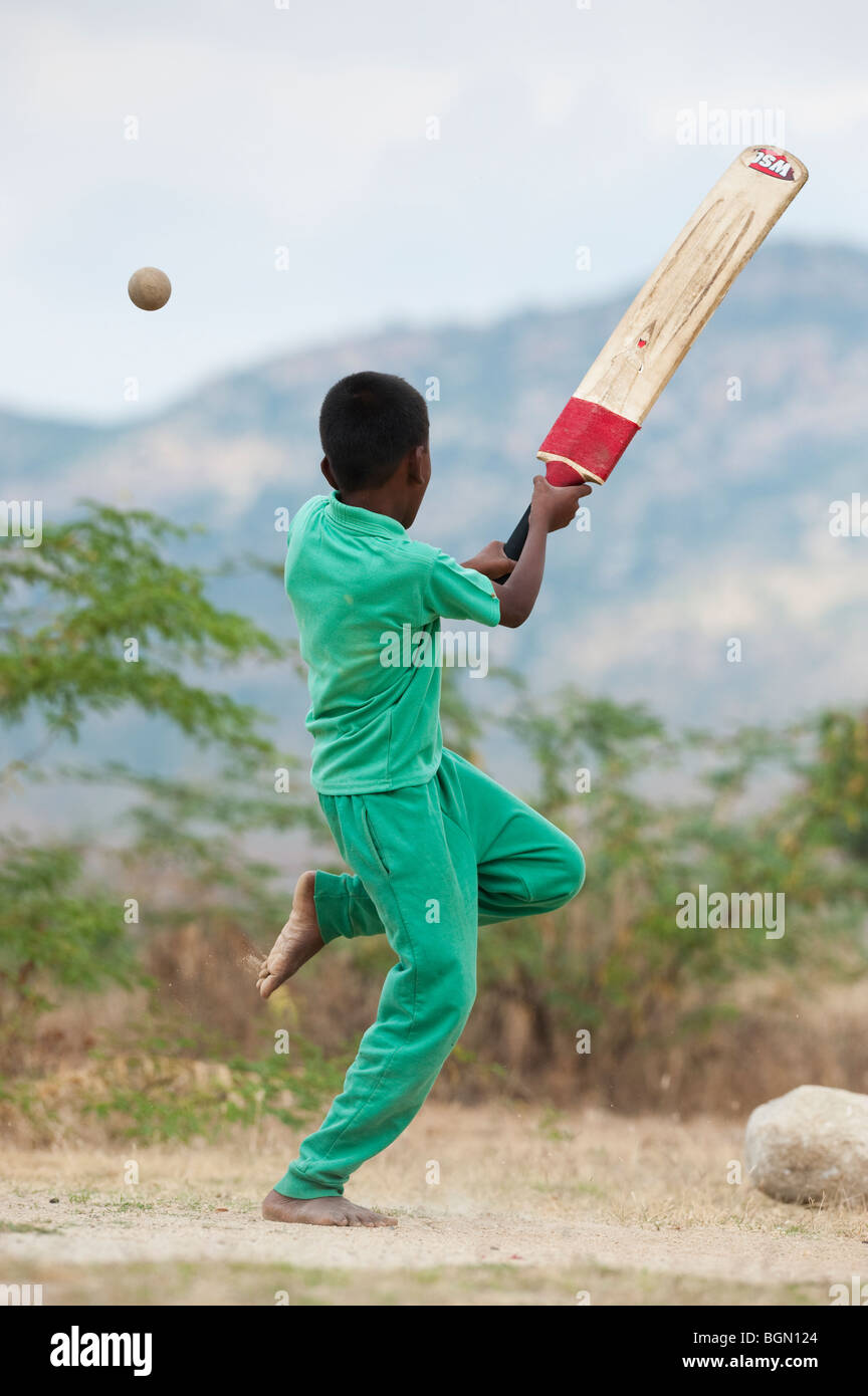 Jeune Indien à jouer au cricket. L'Inde Banque D'Images