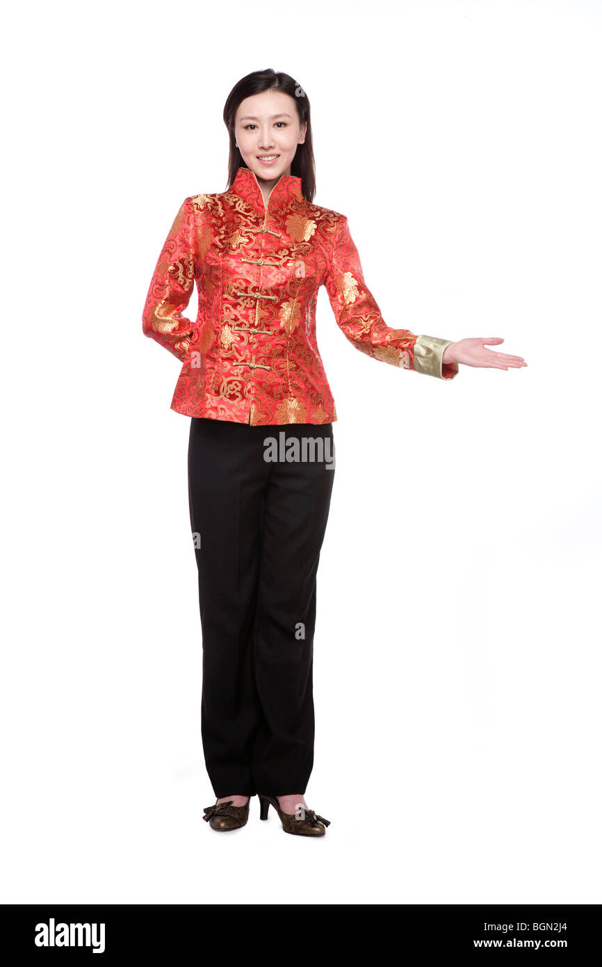 Jeune femme en vêtements traditionnels chinois faisant geste de bienvenue  Photo Stock - Alamy