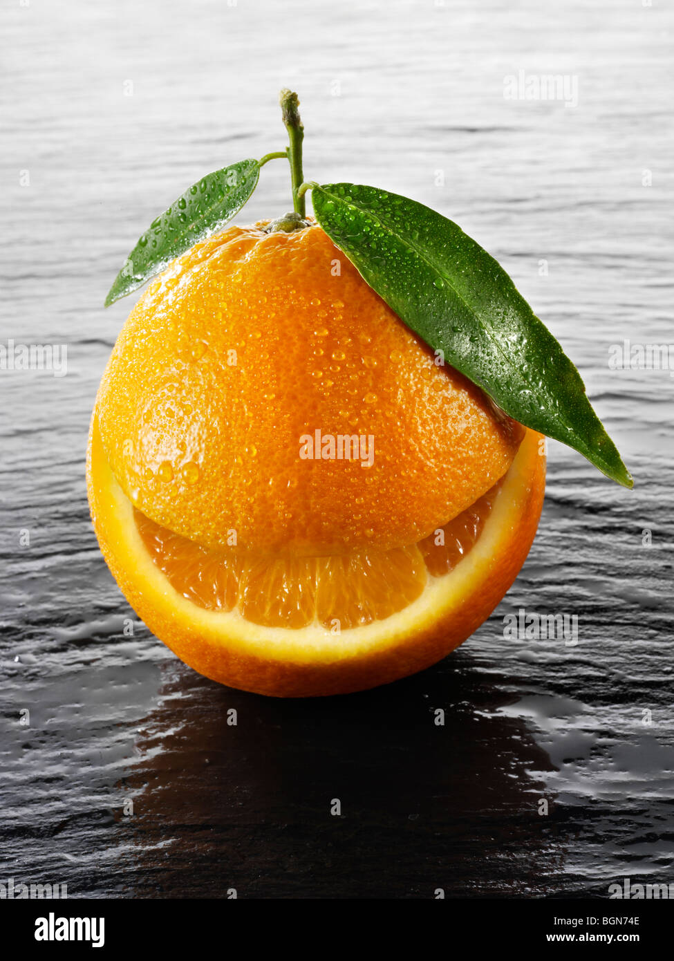 Wole les oranges avec un smiley sur fond noir Banque D'Images