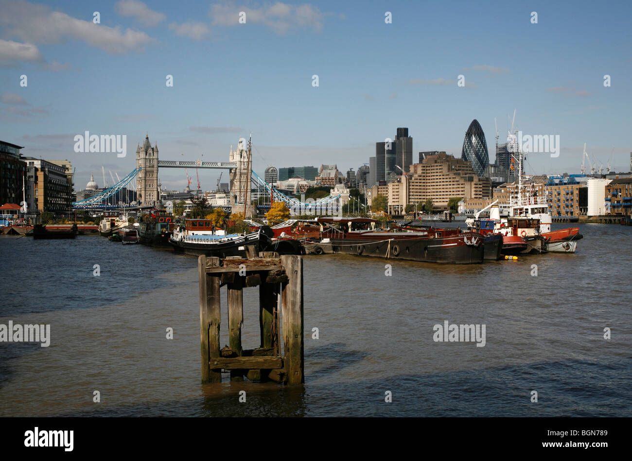 Vue vers le haut la Tamise à Downings Road Moorings et jardins flottants, Bermondsey et le Tower Bridge, Londres Banque D'Images Vue vers le haut la Tamise à Downings Road Moorings et jardins flottants, Bermondsey et le Tower Bridge, Londres Banque D'Images