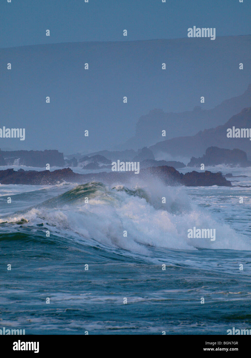Une mer sur une côte rocheuse, Bude, Cornwall. Banque D'Images