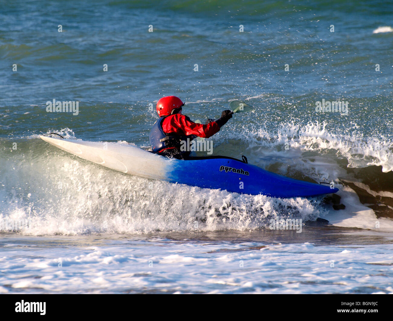 Kayakiste de surf en action, Cornwall Banque D'Images