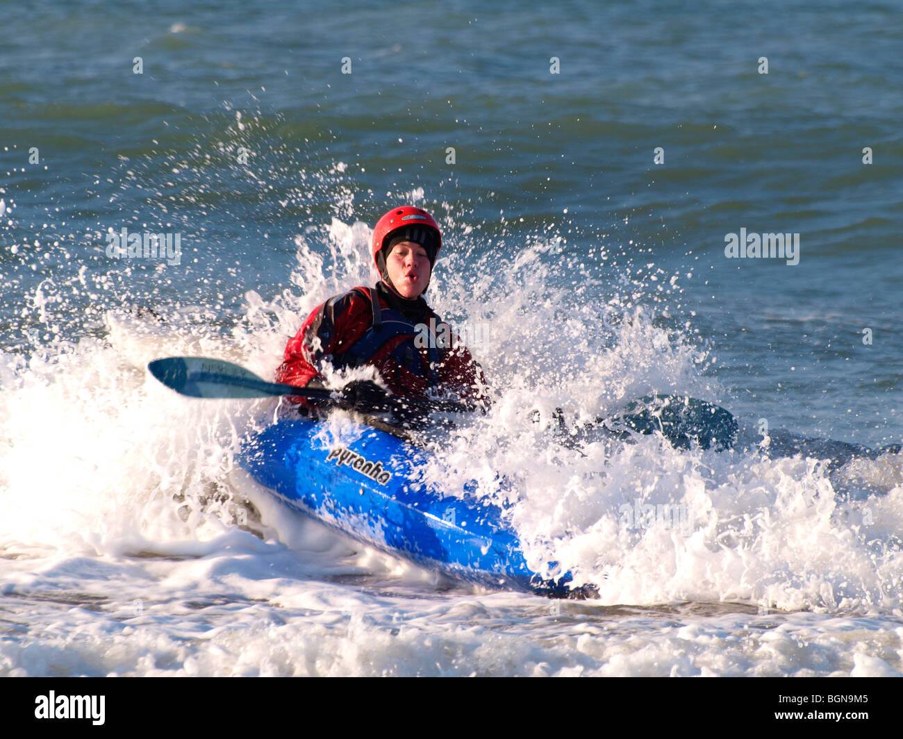 Kayakiste de surf en action Banque D'Images