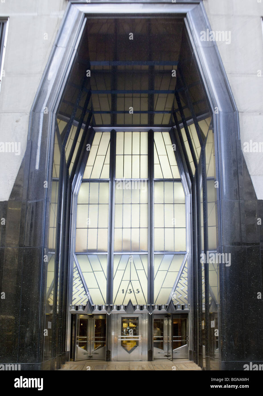 L'Art Déco fenêtre sur le Chrysler Building à New York. Conçu par William Van Alen, 1928-30 L'Art déco moderne Banque D'Images