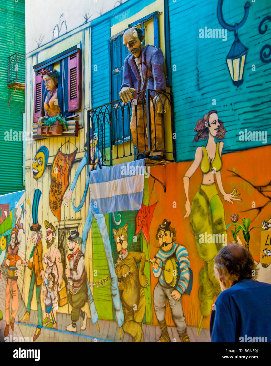 Bâtiments colorés bordant la rue piétonne, la Caminto, dans le quartier de La Boca, Buenos Aires, Argentine Banque D'Images